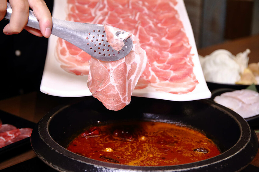 肉多多最強的不只肉蛋糕？火鍋控必點2大鍋物！70多種自助吧吃