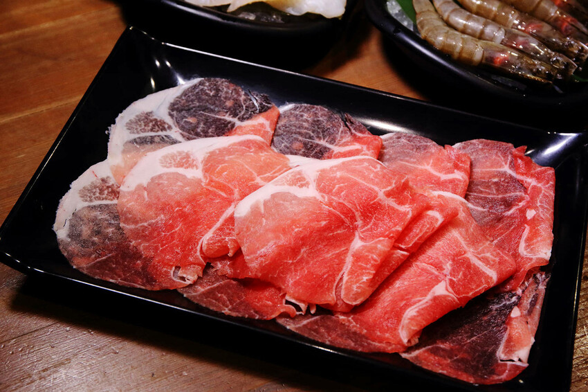 肉多多最強的不只肉蛋糕？火鍋控必點2大鍋物！70多種自助吧吃