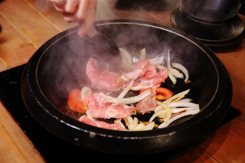 肉多多最強的不只肉蛋糕？火鍋控必點2大鍋物！70多種自助吧吃