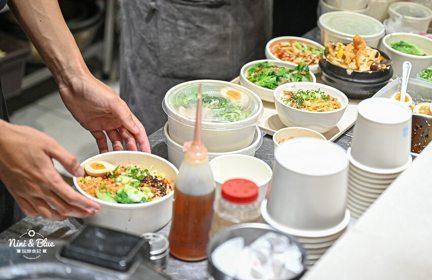 台中南屯萬和宮美食，超愛油潑辣子麵、麻辣油條，不吃辣的推薦柚香雞湯麵 -妮妮布魯