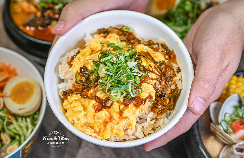 台中南屯萬和宮美食，超愛油潑辣子麵、麻辣油條，不吃辣的推薦柚香雞湯麵 -妮妮布魯