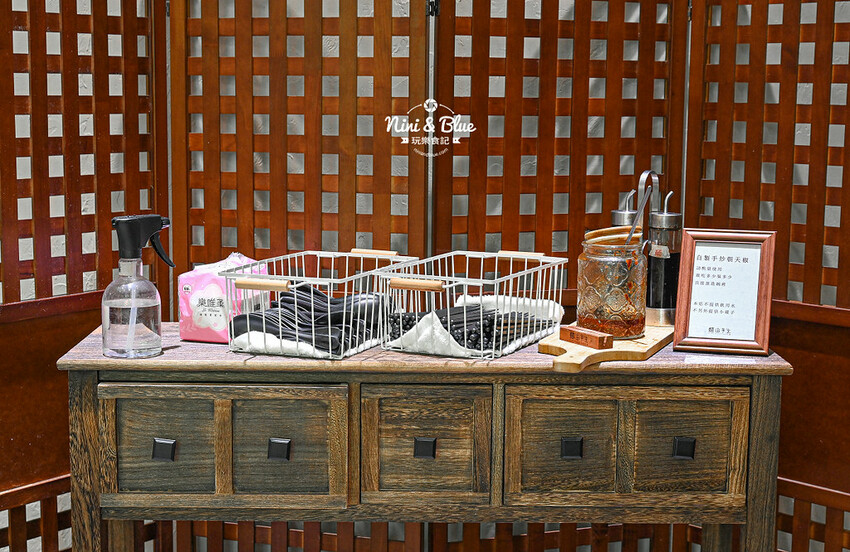 台中南屯萬和宮美食，超愛油潑辣子麵、麻辣油條，不吃辣的推薦柚香雞湯麵 -妮妮布魯