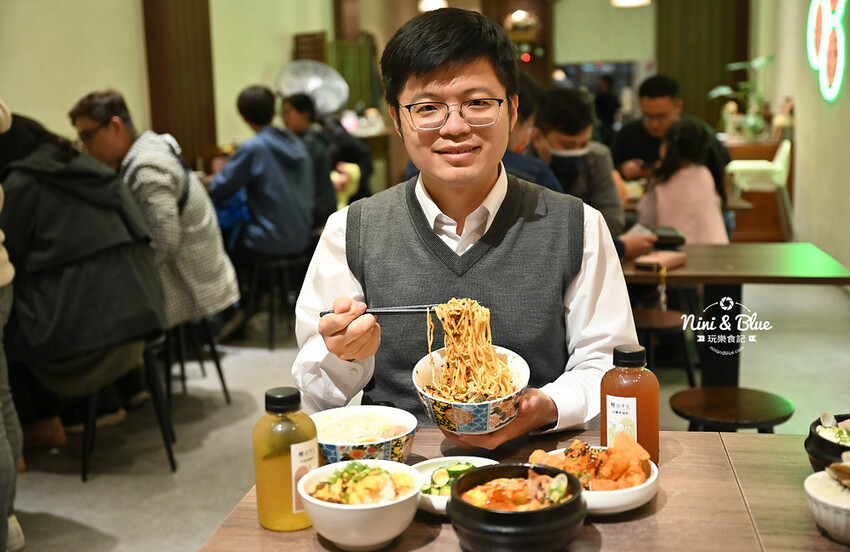 台中南屯萬和宮美食，超愛油潑辣子麵、麻辣油條，不吃辣的推薦柚香雞湯麵 -妮妮布魯