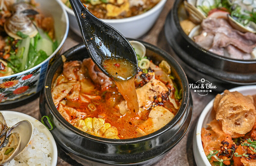 台中南屯萬和宮美食，超愛油潑辣子麵、麻辣油條，不吃辣的推薦柚香雞湯麵 -妮妮布魯