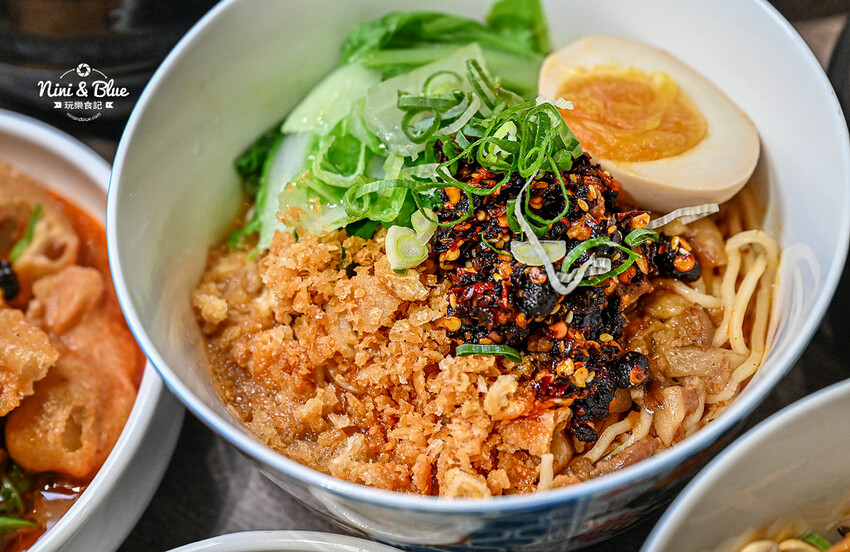 台中南屯萬和宮美食，超愛油潑辣子麵、麻辣油條，不吃辣的推薦柚香雞湯麵 -妮妮布魯