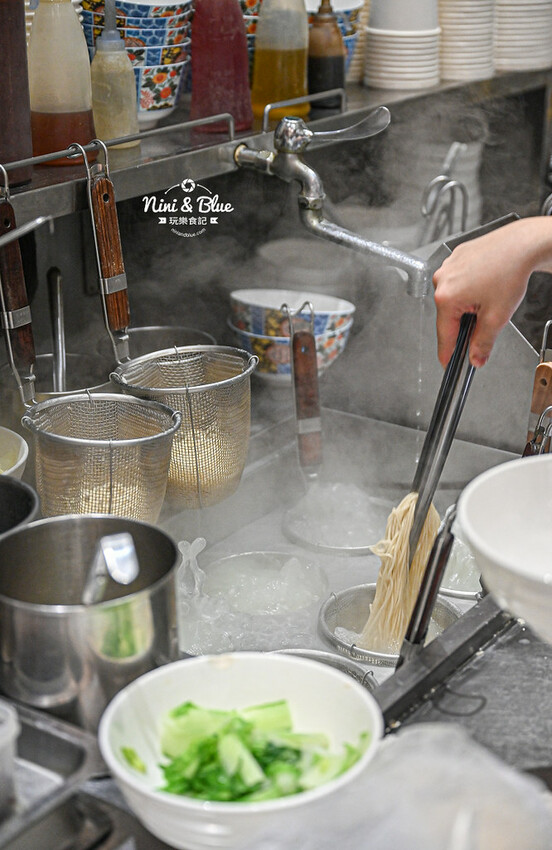 台中南屯萬和宮美食，超愛油潑辣子麵、麻辣油條，不吃辣的推薦柚香雞湯麵 -妮妮布魯