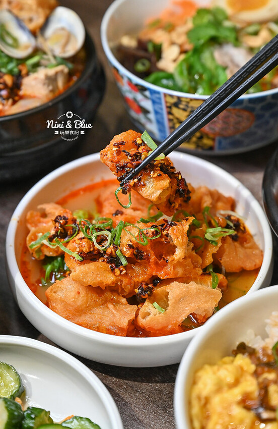 台中南屯萬和宮美食，超愛油潑辣子麵、麻辣油條，不吃辣的推薦柚香雞湯麵 -妮妮布魯