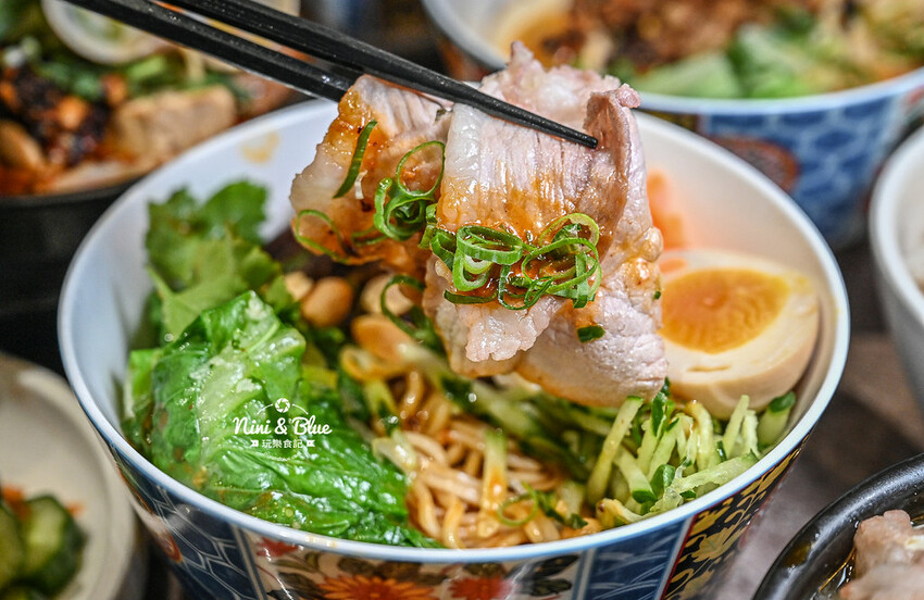 台中南屯萬和宮美食，超愛油潑辣子麵、麻辣油條，不吃辣的推薦柚香雞湯麵 -妮妮布魯