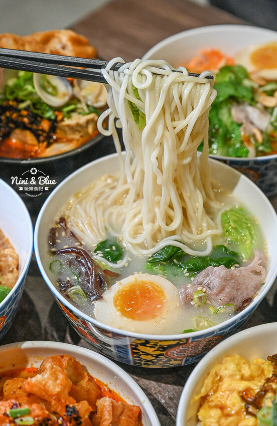 台中南屯萬和宮美食，超愛油潑辣子麵、麻辣油條，不吃辣的推薦柚香雞湯麵 -妮妮布魯