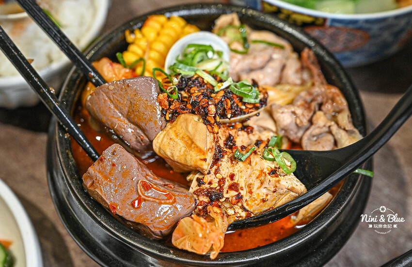 台中南屯萬和宮美食，超愛油潑辣子麵、麻辣油條，不吃辣的推薦柚香雞湯麵 -妮妮布魯