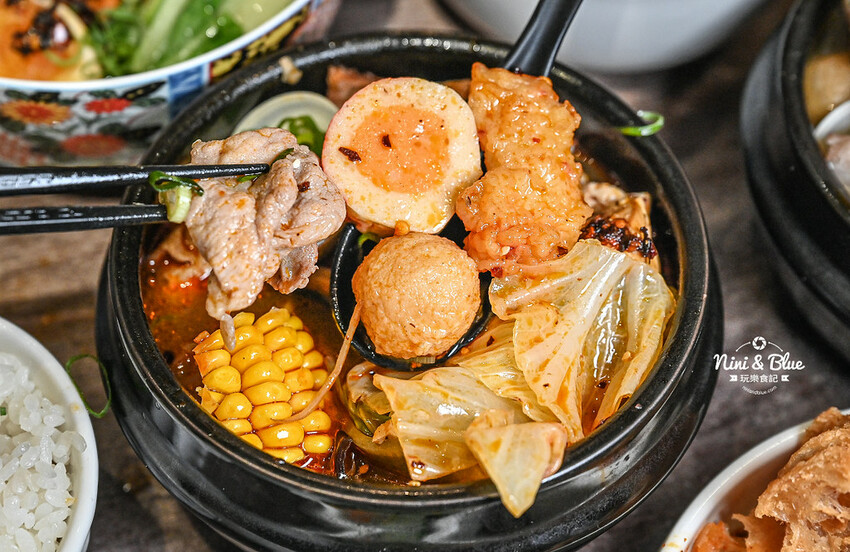 台中南屯萬和宮美食，超愛油潑辣子麵、麻辣油條，不吃辣的推薦柚香雞湯麵 -妮妮布魯