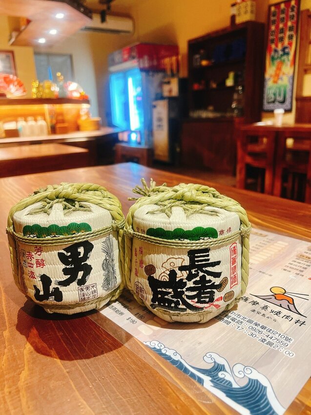 [台中北區] 薩摩真燒肉丼｜台中人氣居酒屋｜必點老闆特製韓式炸雞｜肉量滿滿丼飯｜下班小酌吃宵夜、聚餐好去處｜內附菜單