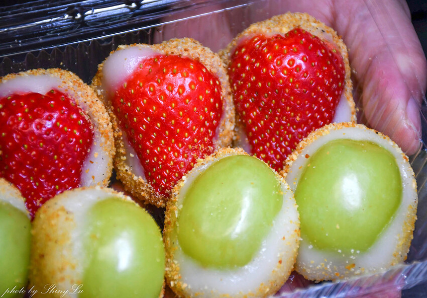 麻糬包入整顆草莓跟青葡萄，好好吃