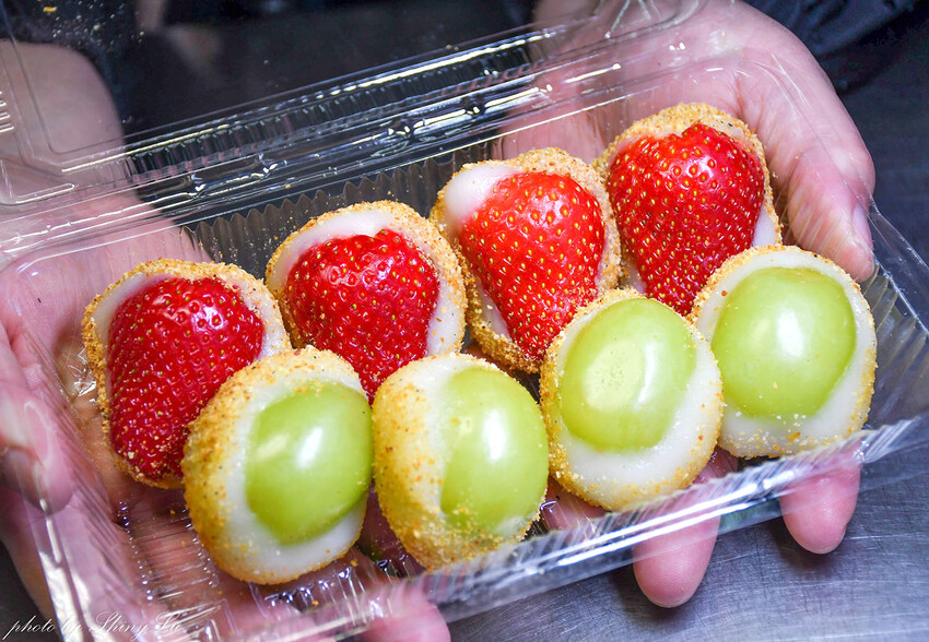 麻糬包入整顆草莓跟青葡萄，好好吃