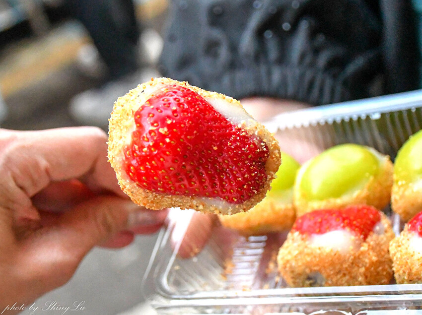 麻糬包入整顆草莓跟青葡萄，好好吃