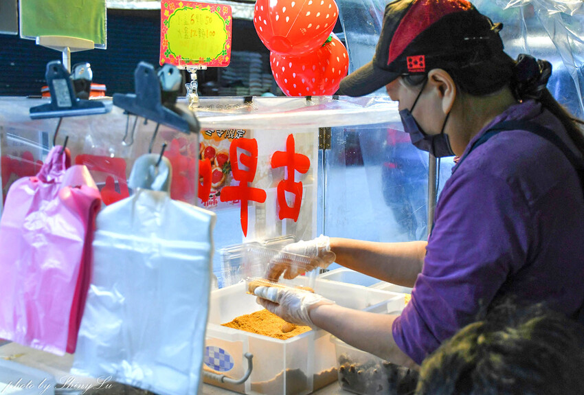 麻糬包入整顆草莓跟青葡萄，好好吃