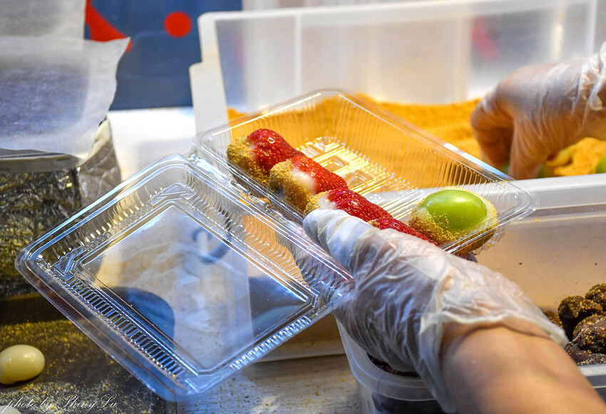 麻糬包入整顆草莓跟青葡萄，好好吃