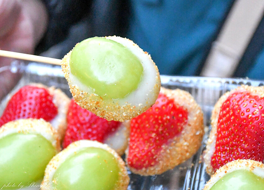 麻糬包入整顆草莓跟青葡萄，好好吃