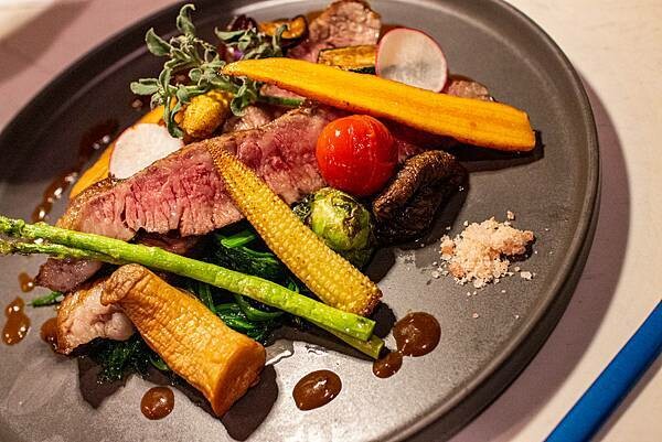 【台中餐廳】鴻龍宴餐廳｜爆誇張！整艘船開進餐廳裡，滿滿都是新鮮活蝦，活蝦料理新鮮沒話說