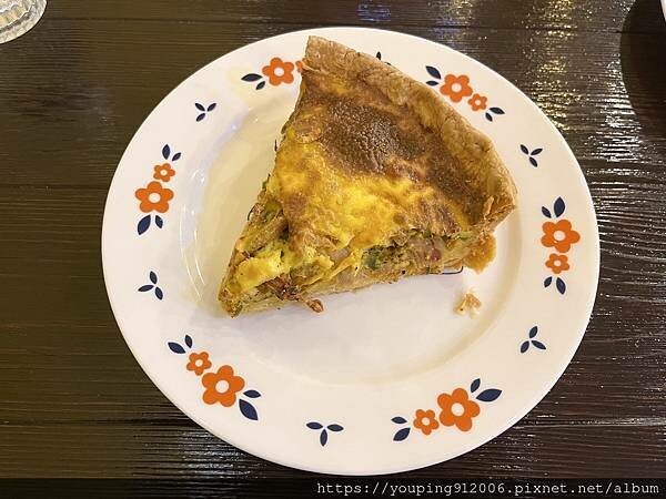 新北新店區｜老派的約會 只要無候位就不限時的輕食店，必點手工法式鹹派，想約下午茶甜食跟飲品也通通滿足(