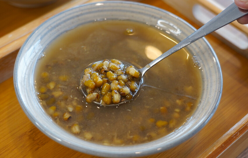 CP值超高豆花甜品店！豆花、糖水都自己做，糖水豆花、綠豆湯、薏仁湯才30元！加料只要五塊錢