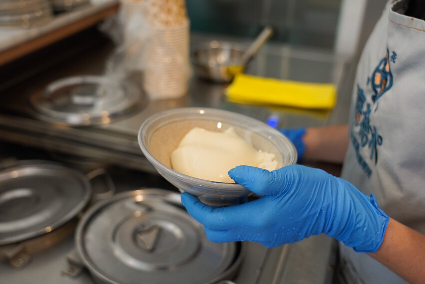 CP值超高豆花甜品店！豆花、糖水都自己做，糖水豆花、綠豆湯、薏仁湯才30元！加料只要五塊錢