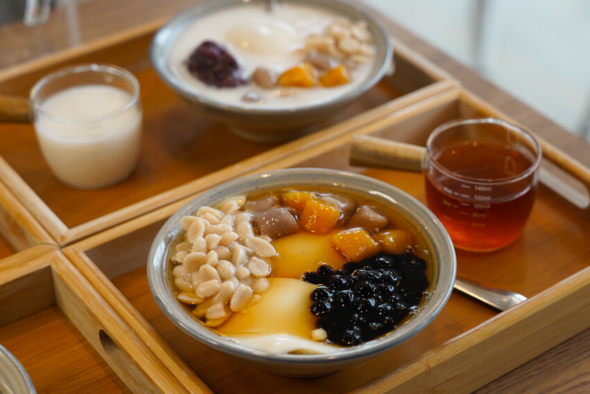 CP值超高豆花甜品店！豆花、糖水都自己做，糖水豆花、綠豆湯、薏仁湯才30元！加料只要五塊錢