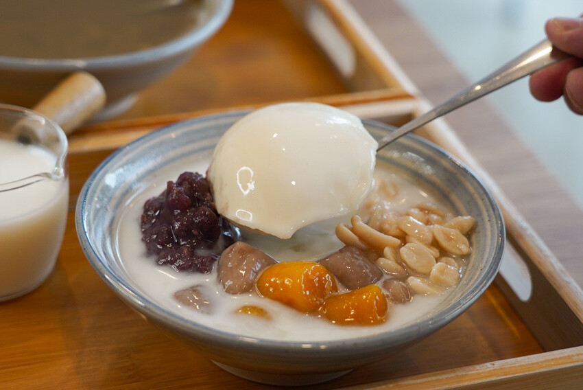 CP值超高豆花甜品店！豆花、糖水都自己做，糖水豆花、綠豆湯、薏仁湯才30元！加料只要五塊錢