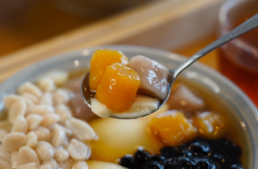 CP值超高豆花甜品店！豆花、糖水都自己做，糖水豆花、綠豆湯、薏仁湯才30元！加料只要五塊錢