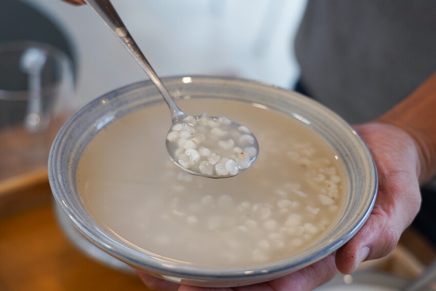 CP值超高豆花甜品店！豆花、糖水都自己做，糖水豆花、綠豆湯、薏仁湯才30元！加料只要五塊錢