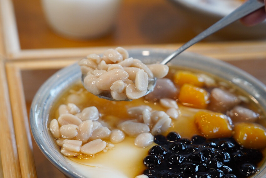 CP值超高豆花甜品店！豆花、糖水都自己做，糖水豆花、綠豆湯、薏仁湯才30元！加料只要五塊錢