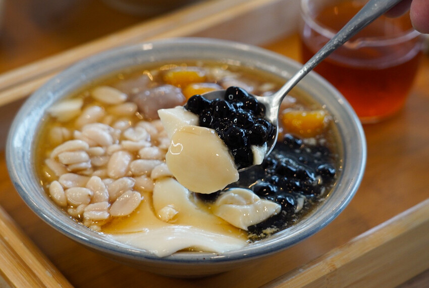 CP值超高豆花甜品店！豆花、糖水都自己做，糖水豆花、綠豆湯、薏仁湯才30元！加料只要五塊錢