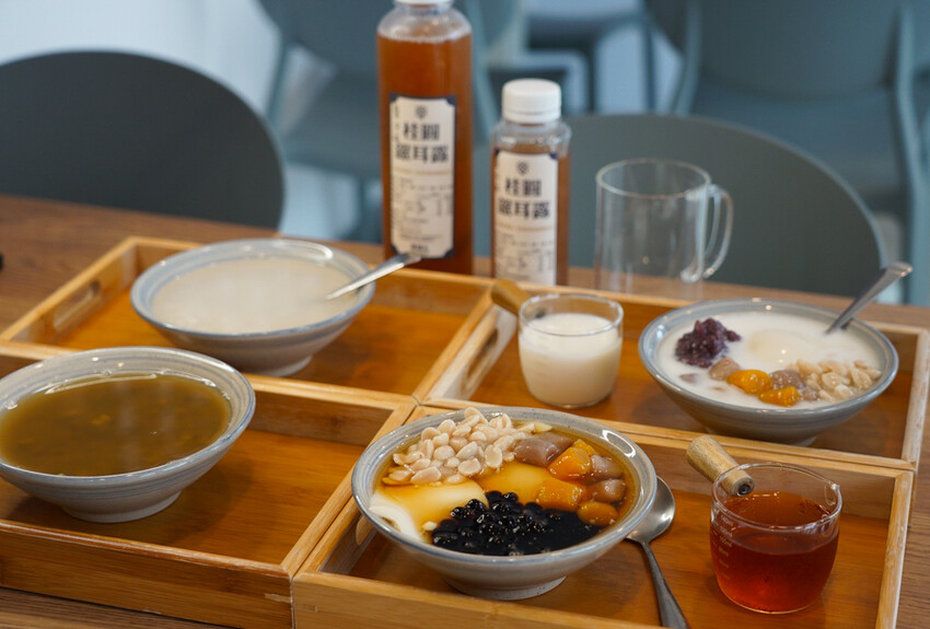 CP值超高豆花甜品店！豆花、糖水都自己做，糖水豆花、綠豆湯、薏仁湯才30元！加料只要五塊錢