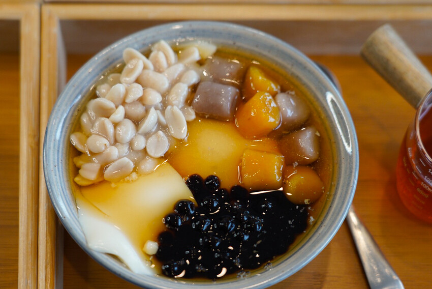 CP值超高豆花甜品店！豆花、糖水都自己做，糖水豆花、綠豆湯、薏仁湯才30元！加料只要五塊錢