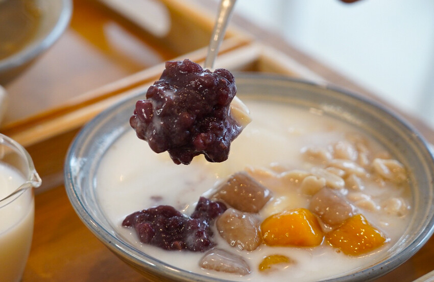 CP值超高豆花甜品店！豆花、糖水都自己做，糖水豆花、綠豆湯、薏仁湯才30元！加料只要五塊錢