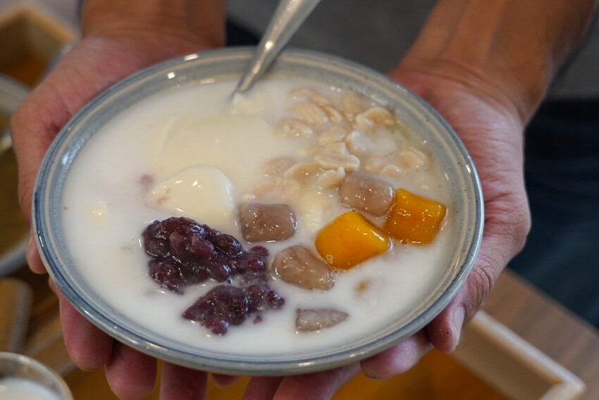 CP值超高豆花甜品店！豆花、糖水都自己做，糖水豆花、綠豆湯、薏仁湯才30元！加料只要五塊錢