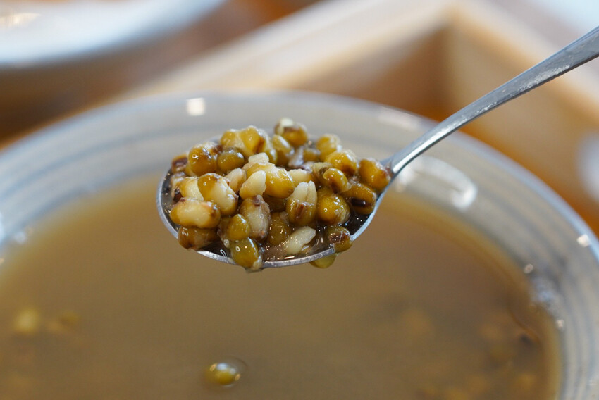 CP值超高豆花甜品店！豆花、糖水都自己做，糖水豆花、綠豆湯、薏仁湯才30元！加料只要五塊錢