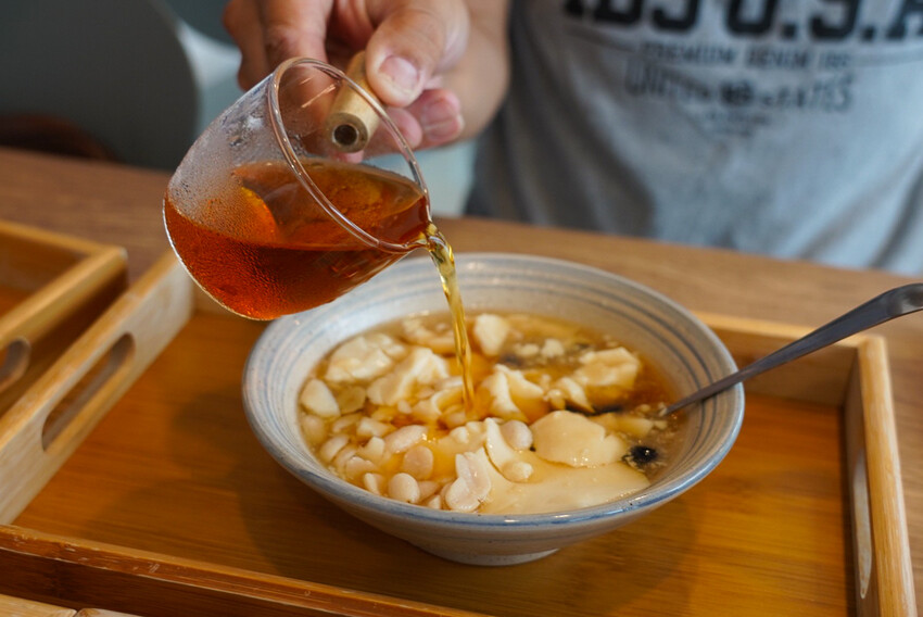 CP值超高豆花甜品店！豆花、糖水都自己做，糖水豆花、綠豆湯、薏仁湯才30元！加料只要五塊錢