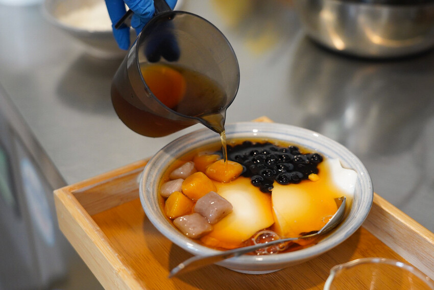 CP值超高豆花甜品店！豆花、糖水都自己做，糖水豆花、綠豆湯、薏仁湯才30元！加料只要五塊錢