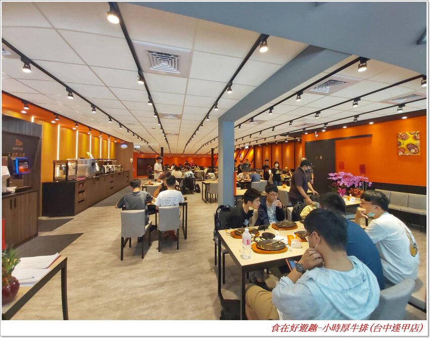 台中美食|小時厚牛排(台中逢甲店)|大口吃肉超過癮，海陸雙拼更滿足，再加上邪惡的起司瀑布增加視覺享受，讓美味更升級！(#台中美食 #平價牛排 #逢甲美食 #聚餐 #吃到飽)