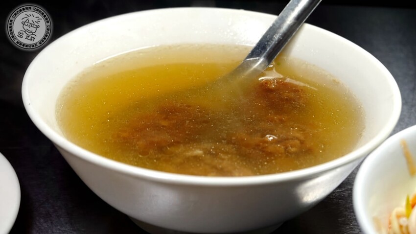 基隆市仁愛區【 基隆懶人包 】在地人推薦基隆車站附近必吃的5家店，不論是炭烤三角餅、大燒賣、一口吃發財蛋、古早味乾