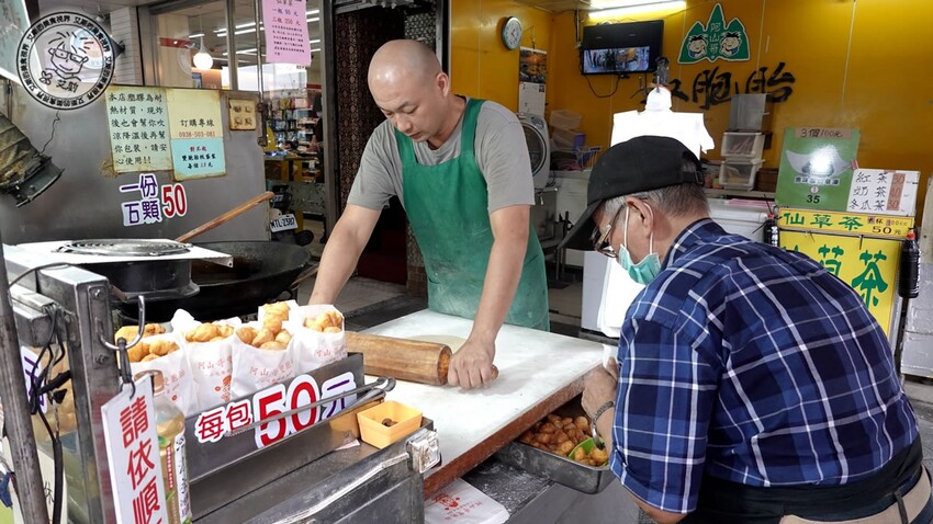 基隆市仁愛區【 基隆懶人包 】在地人推薦基隆車站附近必吃的5家店，不論是炭烤三角餅、大燒賣、一口吃發財蛋、古早味乾