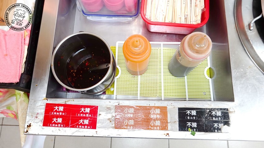 基隆市仁愛區【 基隆懶人包 】在地人推薦基隆車站附近必吃的5家店，不論是炭烤三角餅、大燒賣、一口吃發財蛋、古早味乾