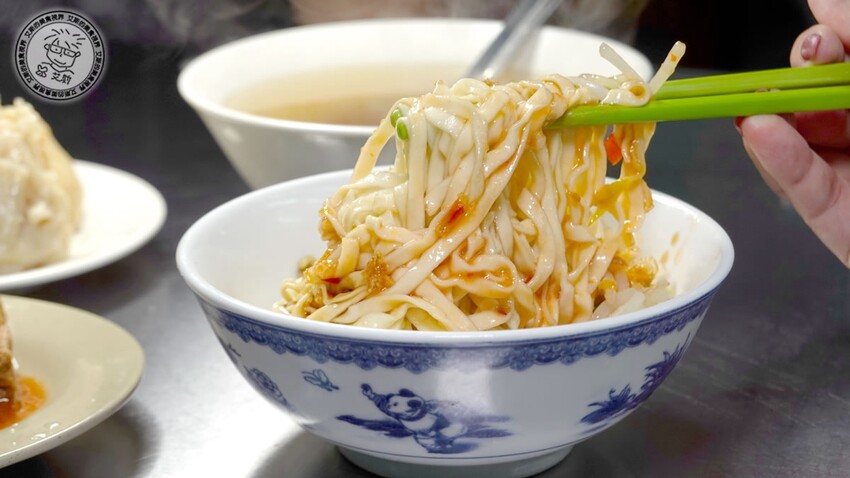 基隆市仁愛區【 基隆懶人包 】在地人推薦基隆車站附近必吃的5家店，不論是炭烤三角餅、大燒賣、一口吃發財蛋、古早味乾