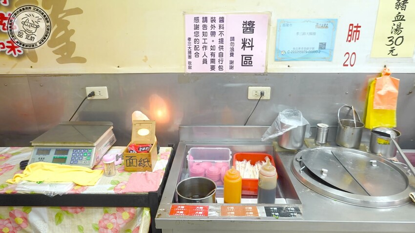 基隆市仁愛區【 基隆懶人包 】在地人推薦基隆車站附近必吃的5家店，不論是炭烤三角餅、大燒賣、一口吃發財蛋、古早味乾