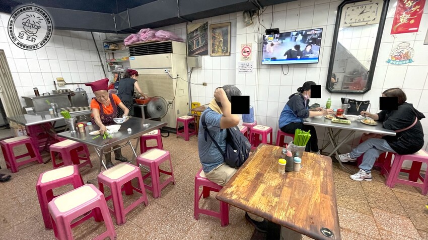 基隆市仁愛區【 基隆懶人包 】在地人推薦基隆車站附近必吃的5家店，不論是炭烤三角餅、大燒賣、一口吃發財蛋、古早味乾