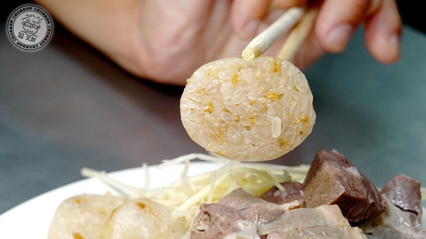 基隆市仁愛區【 基隆懶人包 】在地人推薦基隆車站附近必吃的5家店，不論是炭烤三角餅、大燒賣、一口吃發財蛋、古早味乾