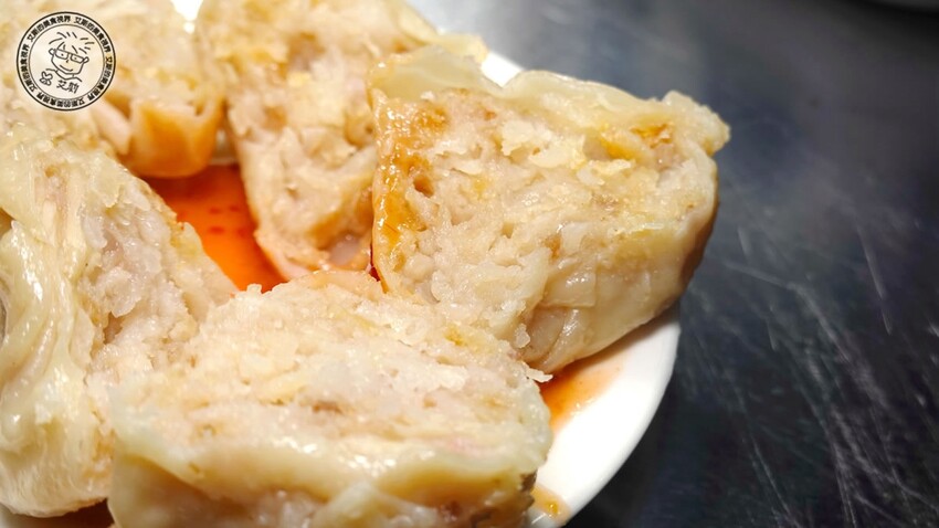 基隆市仁愛區【 基隆懶人包 】在地人推薦基隆車站附近必吃的5家店，不論是炭烤三角餅、大燒賣、一口吃發財蛋、古早味乾