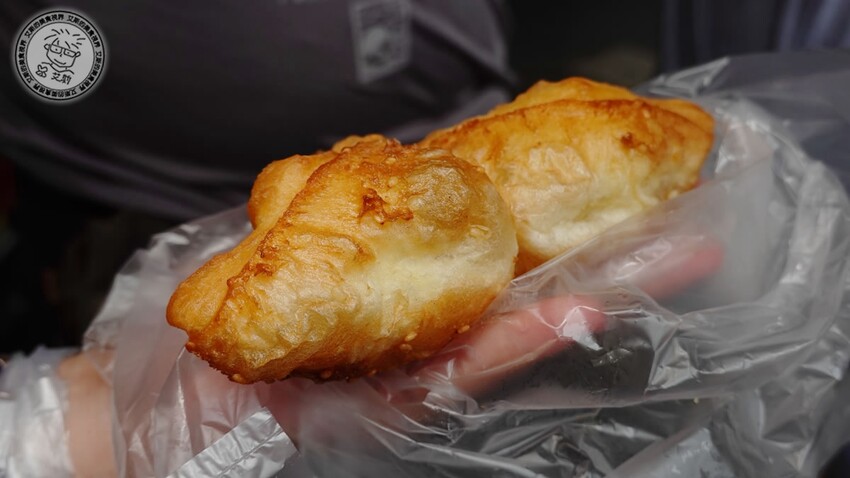 基隆市仁愛區【 基隆懶人包 】在地人推薦基隆車站附近必吃的5家店，不論是炭烤三角餅、大燒賣、一口吃發財蛋、古早味乾