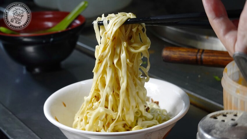 基隆市仁愛區【 基隆懶人包 】在地人推薦基隆車站附近必吃的5家店，不論是炭烤三角餅、大燒賣、一口吃發財蛋、古早味乾